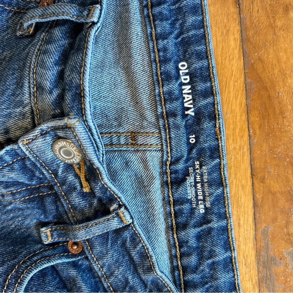 Old Navy Extra High Rise Capis - Picture 3 of 9